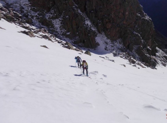  Mit Skiern spazieren gehen 